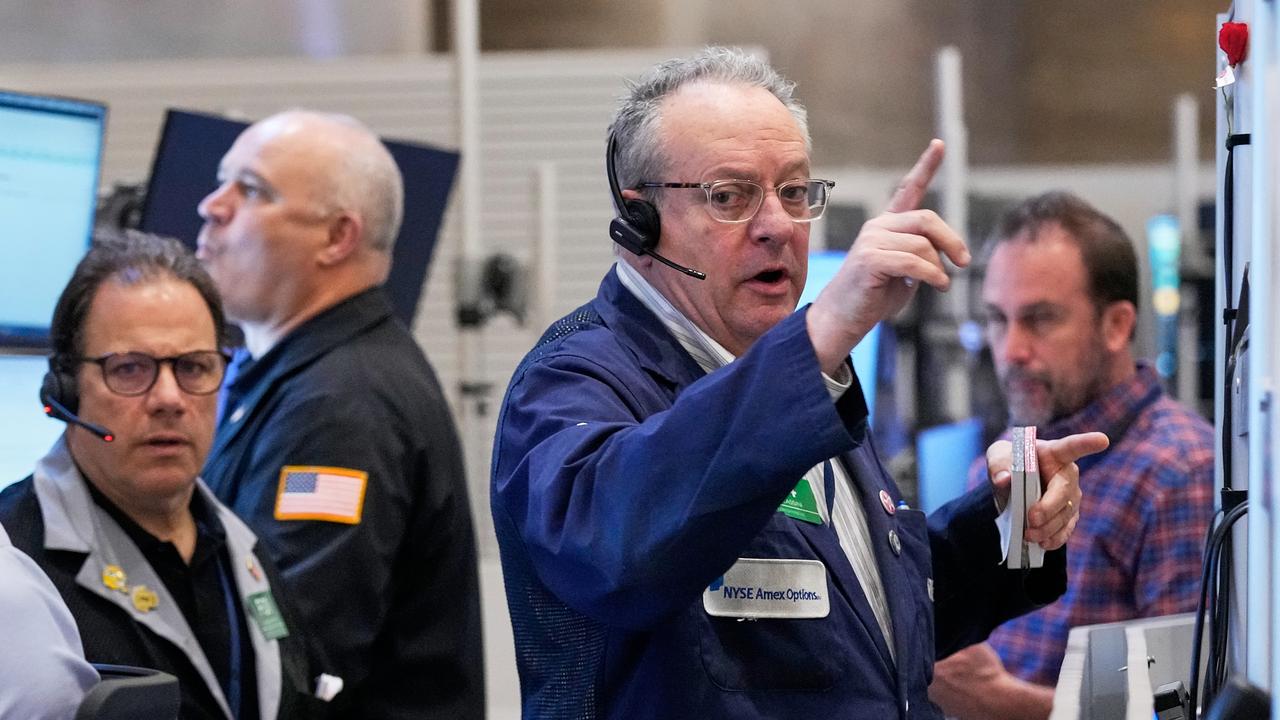 Wall St higher in cautious start to big earnings week