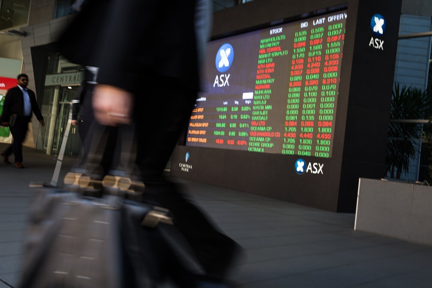 ASX dips, oil rises as conflict realities weigh heavily