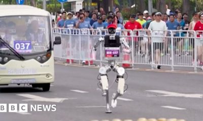 Runners v robots at China half marathon