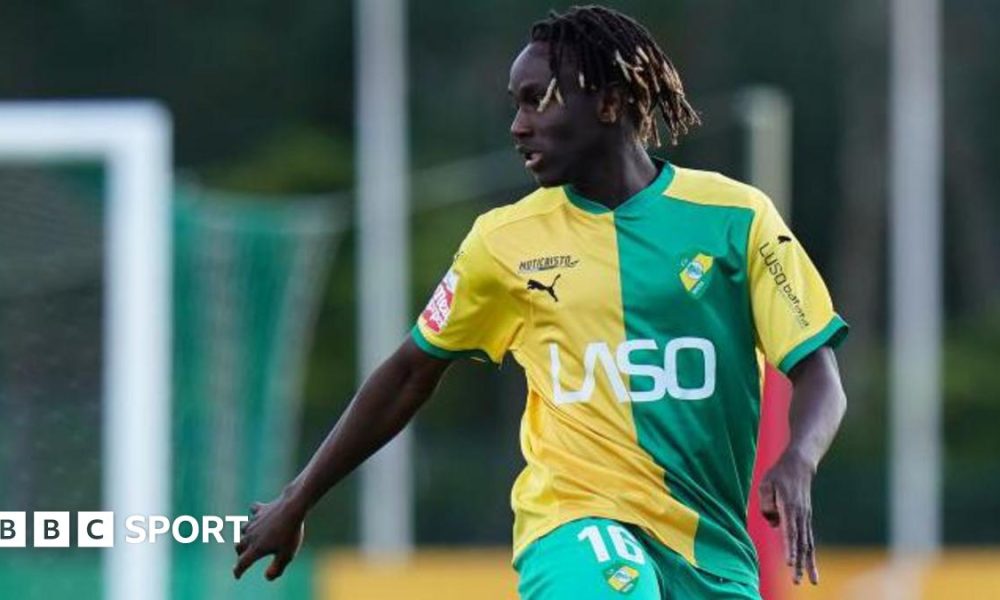 Alamara Djabi playing for CD Mafra against FC Vizela in February 2025