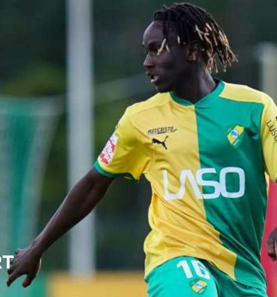 Alamara Djabi playing for CD Mafra against FC Vizela in February 2025