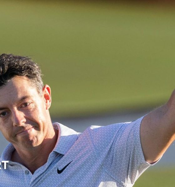 Rory McIlroy waves his cap to the Masters crowd