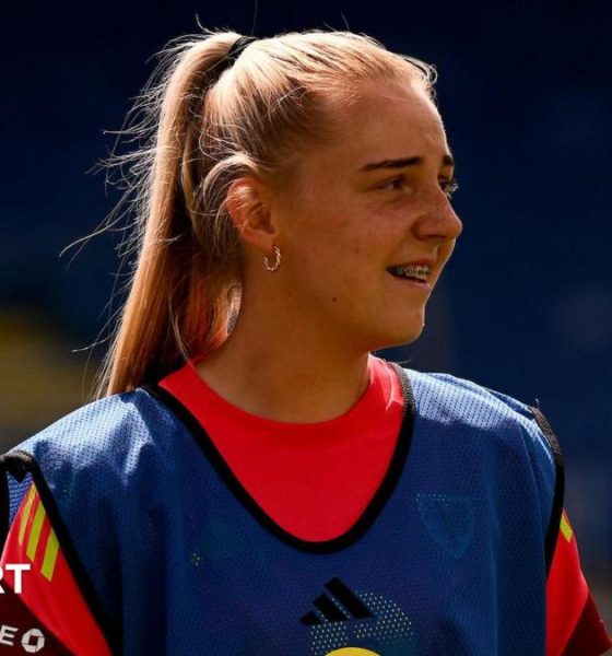 Mayzee Davies during Wales training in 2025