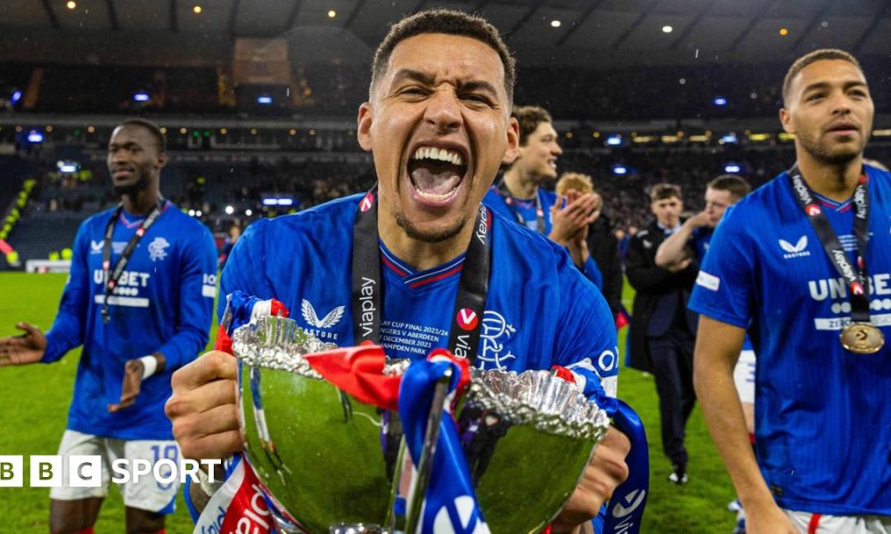 James Tavernier and Steven Gerrard with the Scottish Premiership trophy