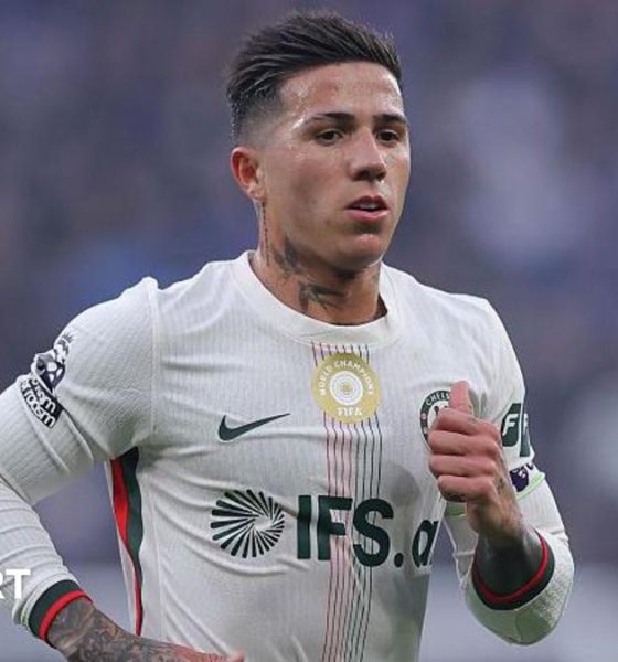 Enzo Fernandez running while playing for Chelsea at Everton