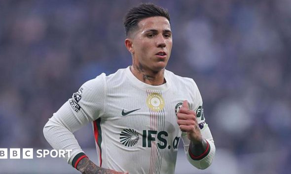 Enzo Fernandez running while playing for Chelsea at Everton