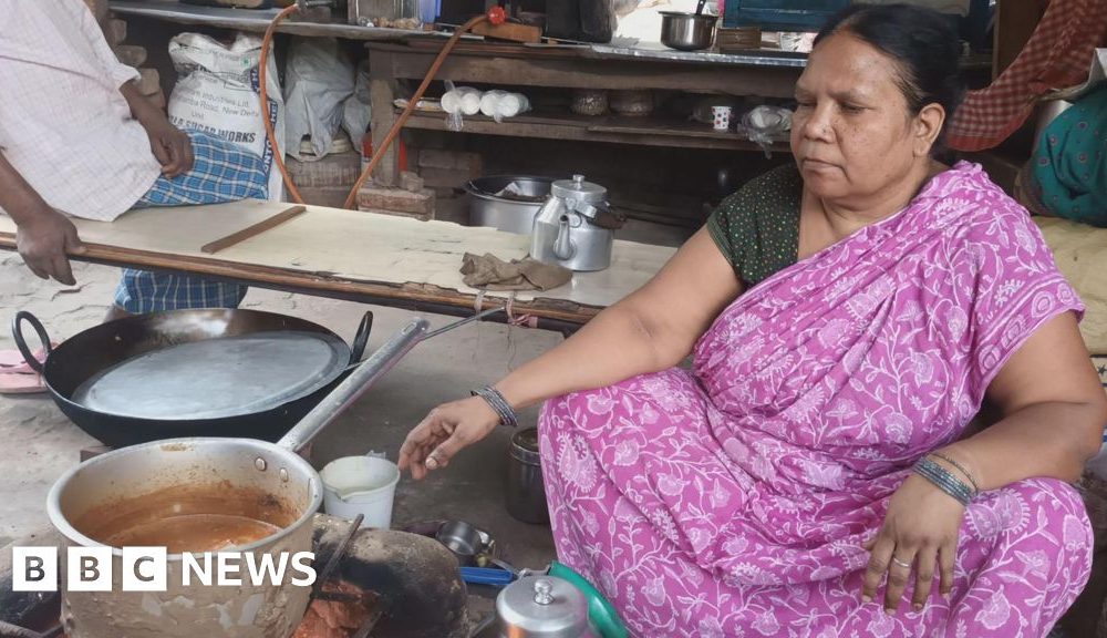 Indian migrant workers hit by cooking gas cylinder shortages leave cities