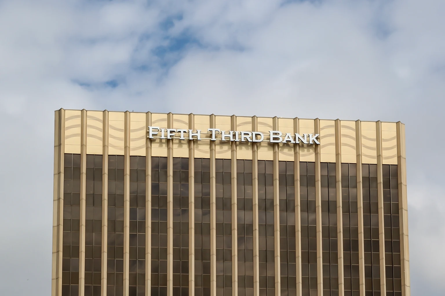Fifth Third Bancorp: An Income Play With Covered Calls (NASDAQ:FITB)
