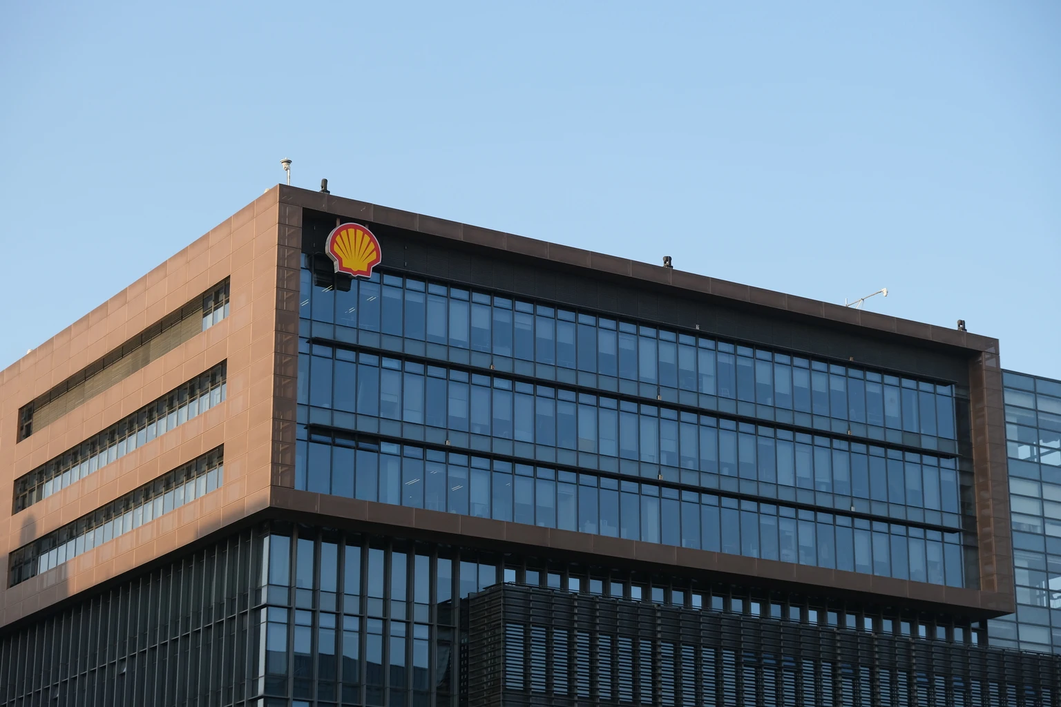 Shell Consolidates Its Upstream & LNG Position With Arc Resources Acquisition (NYSE:SHEL)
