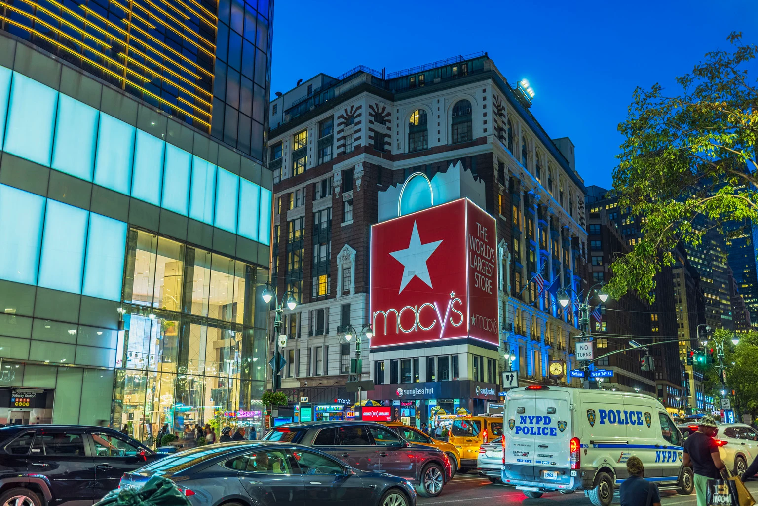 Macy's Stock: Valuation Has Limited Upside With Technical And Macroeconomic Risks (NYSE:M)