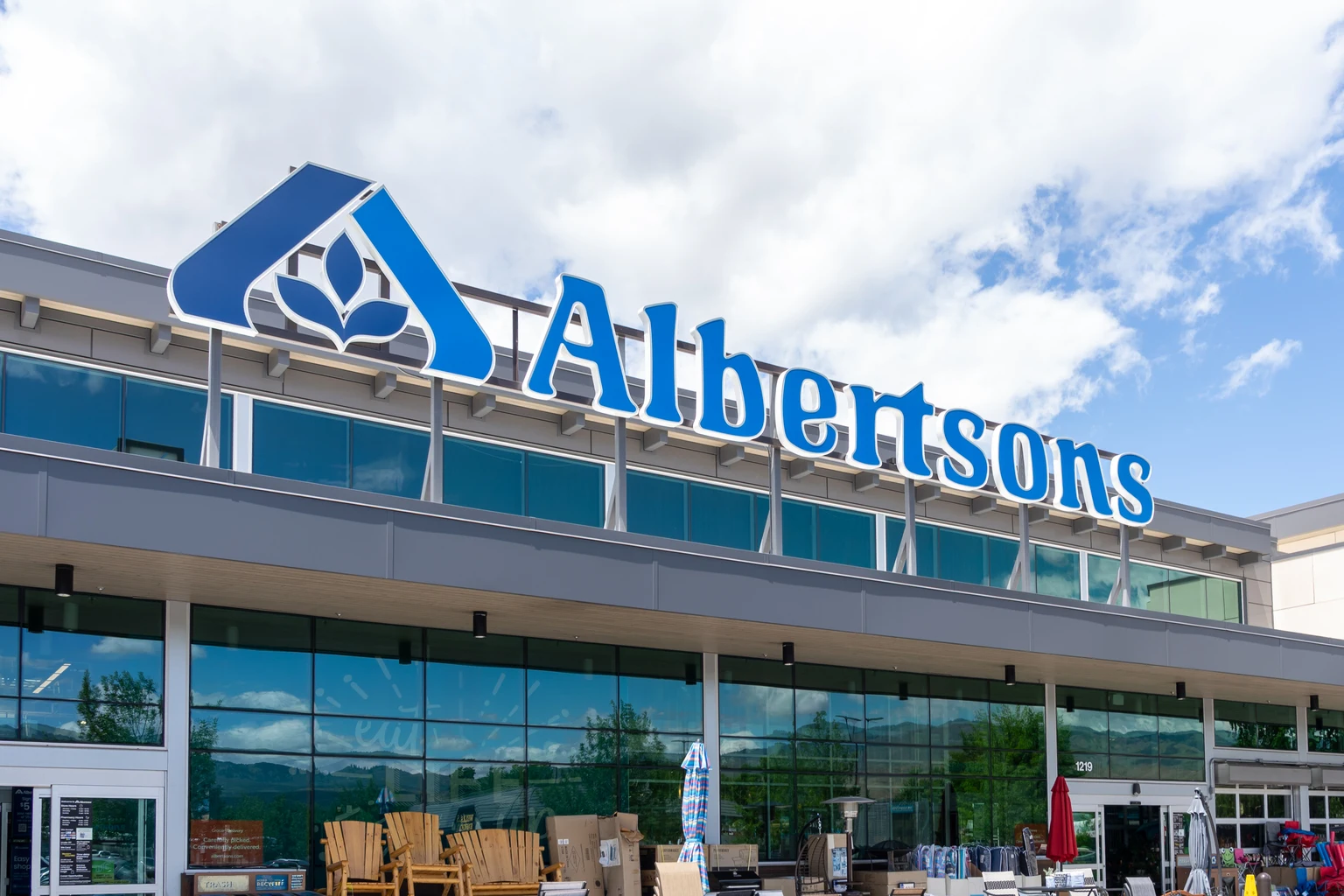 Outlining The Challenges And My 'Hold' With Albertsons (NYSE:ACI)