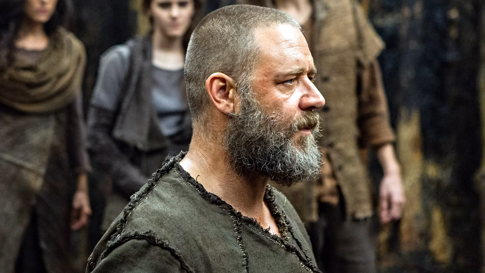 Russell Crowe in profile with a crowd behind him in Noah