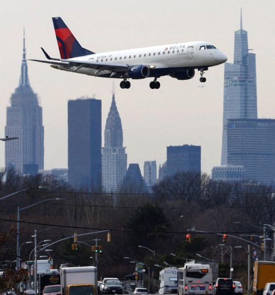 Planes resume flights following an FAA system outage at Laguardia Airport in New York