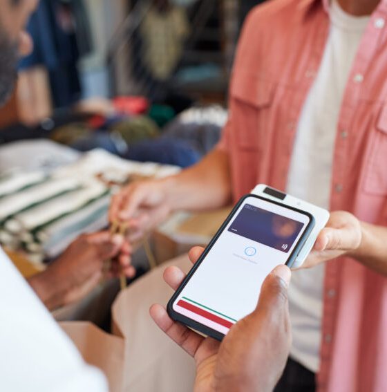 The global payment market is growing while UK banks are ordering less cash, indicating the growing popularity of cashless payments. 