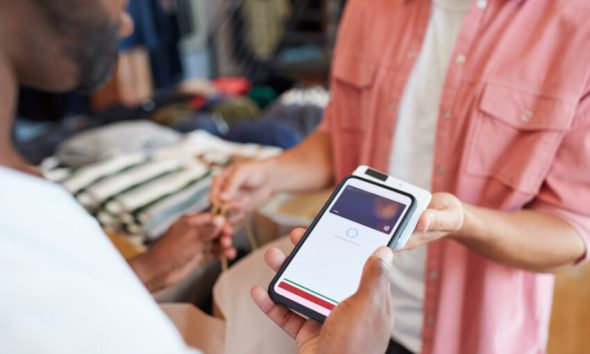 The global payment market is growing while UK banks are ordering less cash, indicating the growing popularity of cashless payments. 