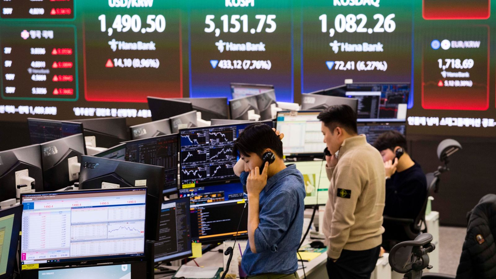 Traders at Hana Bank in Seoul, South Korea. Pic: Jintak Han/ZUMA Press Wire/Shutterstock