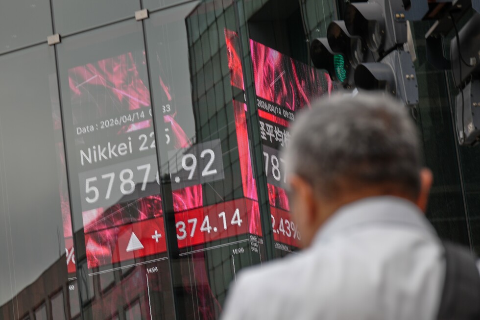 Asian stocks gain as oil falls