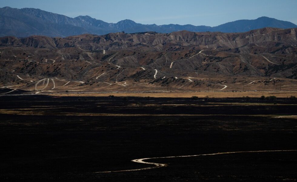 Crews make progress on Southern California wildfire