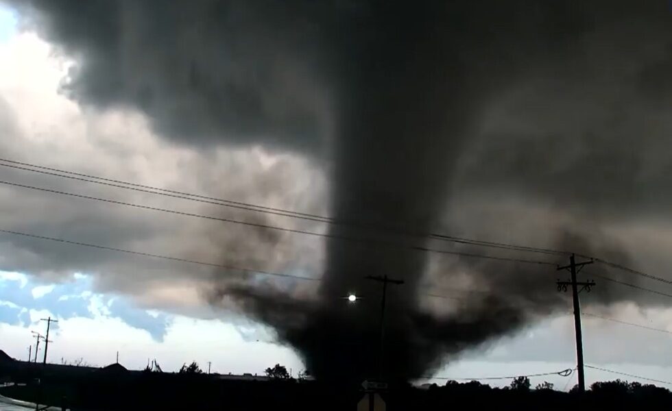 Tornado tears through Oklahoma town, damaging homes but sparing lives