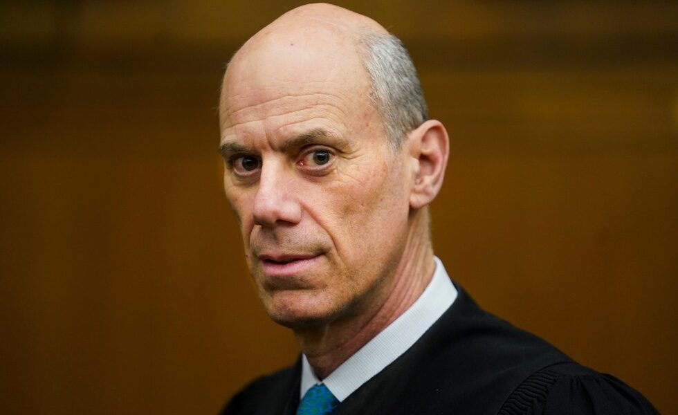 Appeals court orders judge to end contempt investigation of Trump administration deportation flights