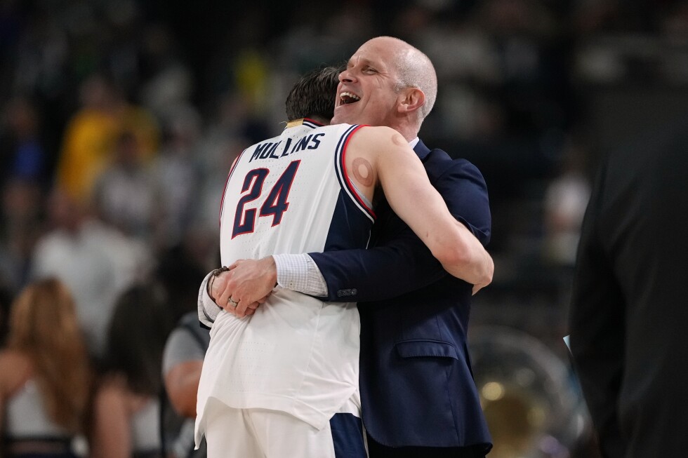 UConn reaches 3rd national title game in 4 seasons, beating Illinois 71-62