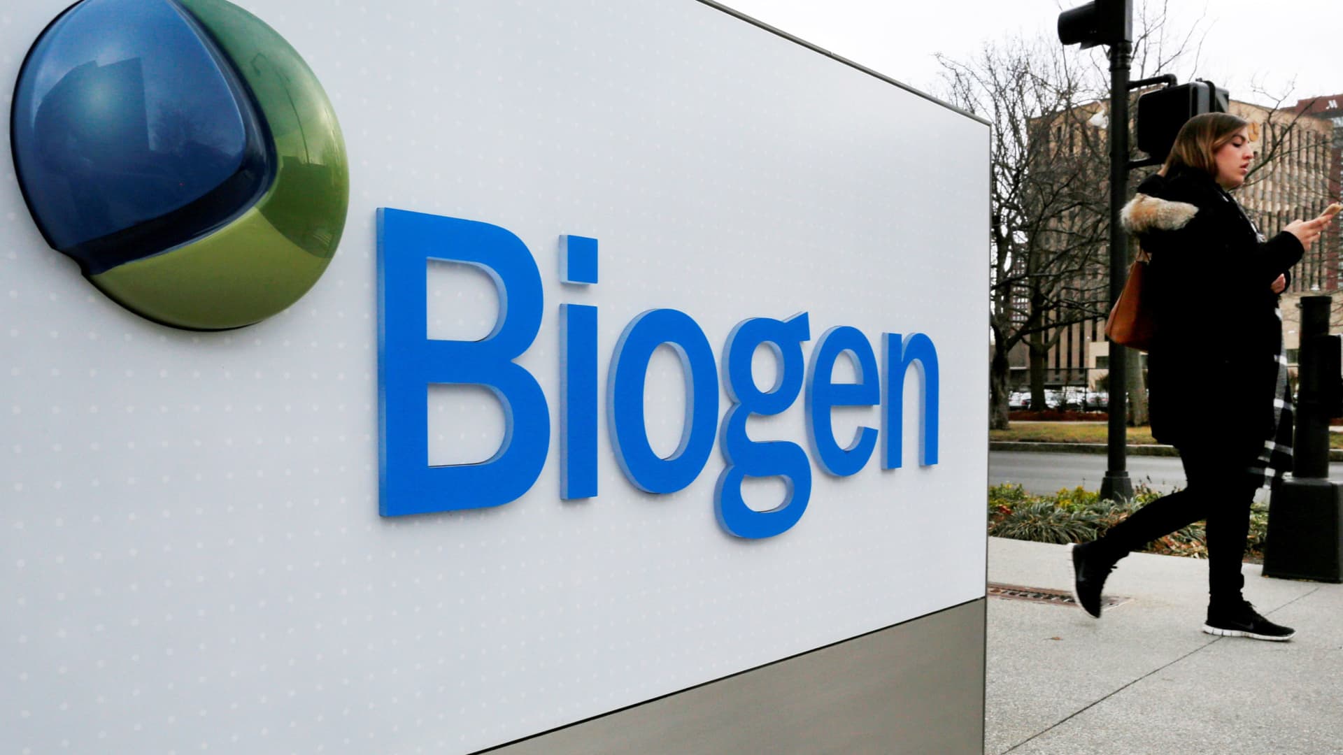 Biogen Alzheimer's drug moves to late stage trial