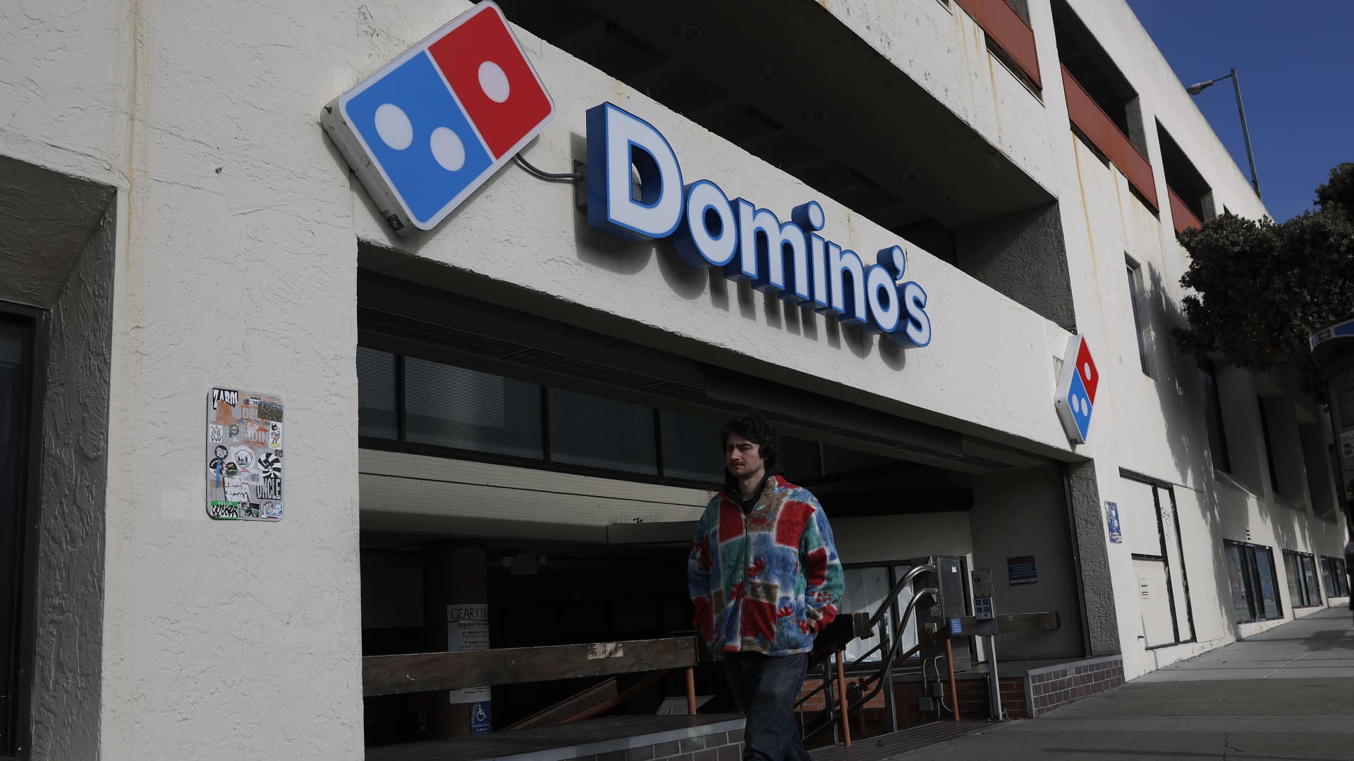 Gas prices hurt restaurant spending at Domino's, Applebee's
