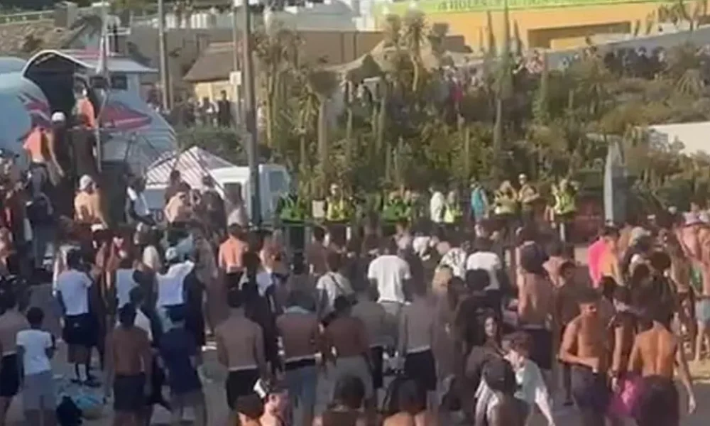 Police 'assaulted' in heatwave mass brawl on Bournemouth Beach | News UK