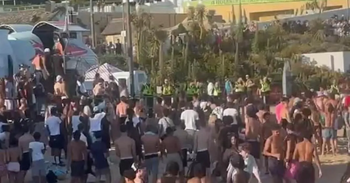 Police 'assaulted' in heatwave mass brawl on Bournemouth Beach | News UK