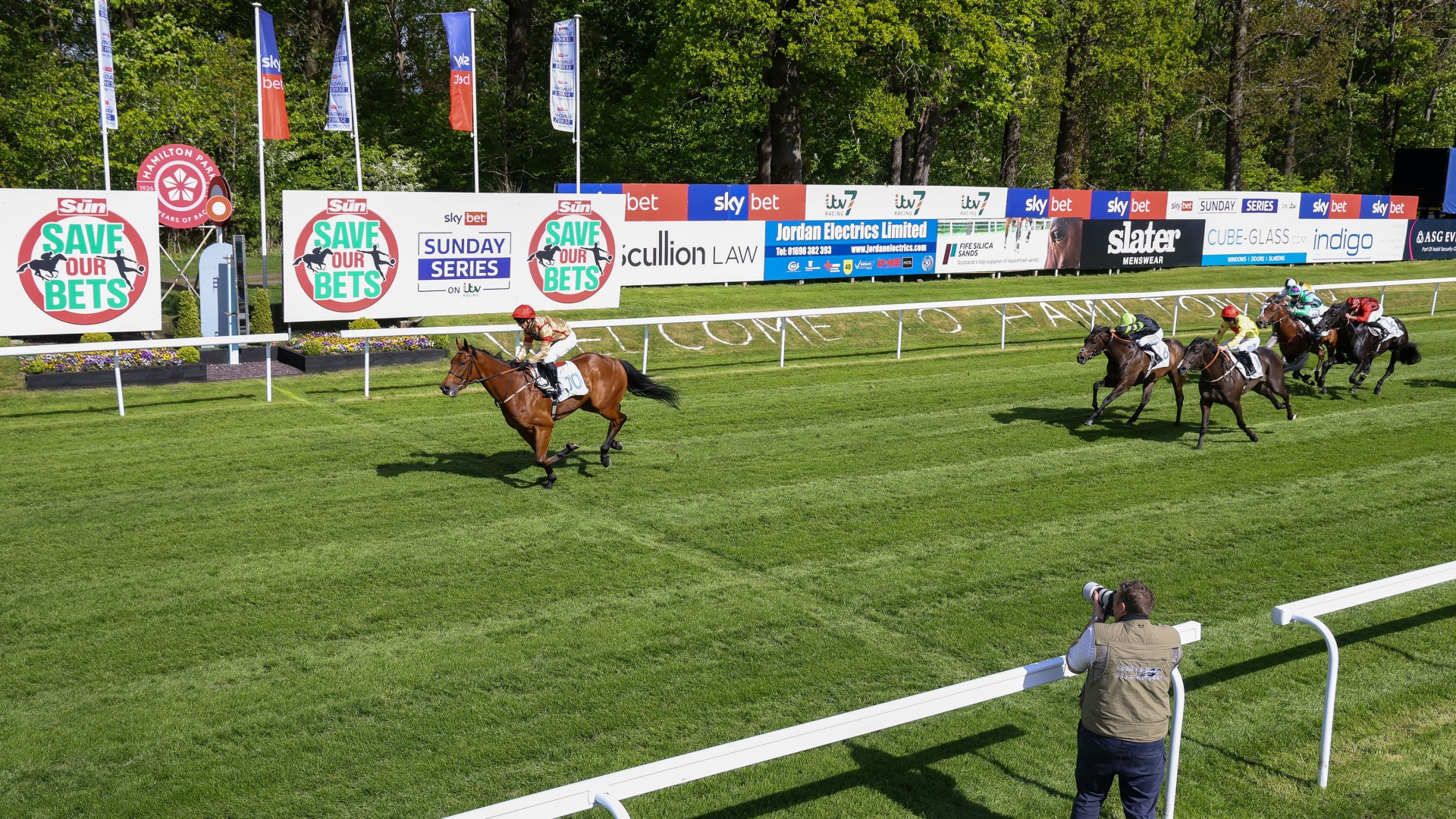 Punters back The Sun’s Save Our Bets campaign in glorious day out at Hamilton Races