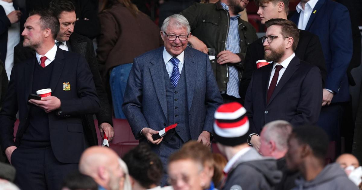 Unwell Sir Alex Ferguson leaves Old Trafford before Man Utd-Liverpool