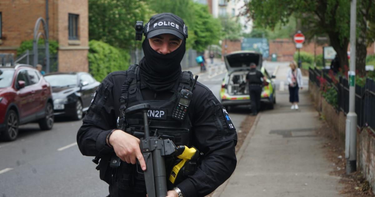 Armed police swoop in Rosemary Court - man arrested