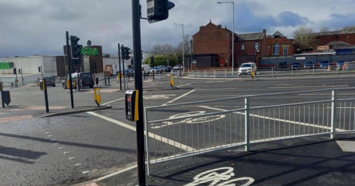 'No direct reports' about knifeman on Blackburn Road, Bolton