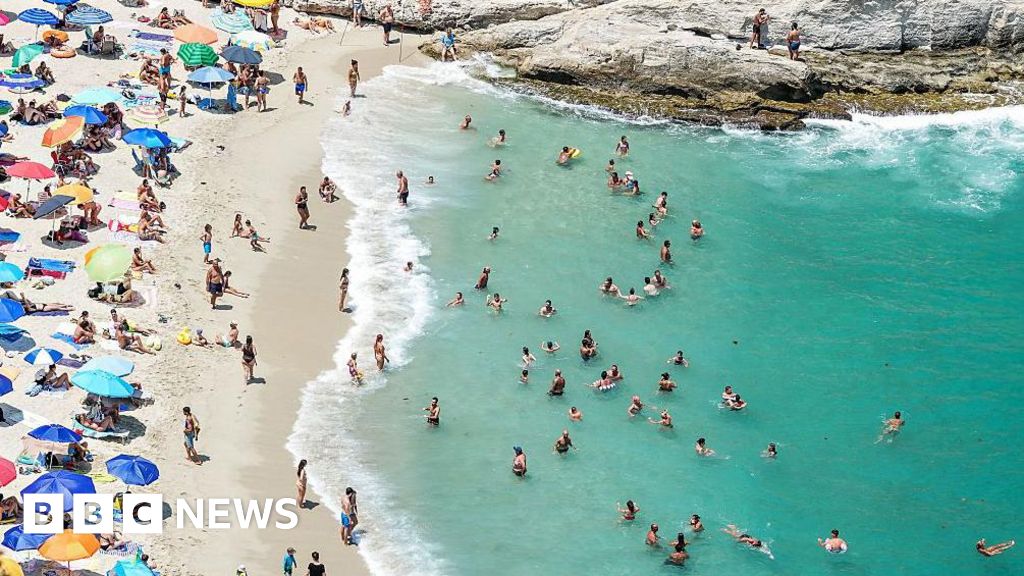 Tui sees 10% fall in revenue from UK customers booking summer holidays
