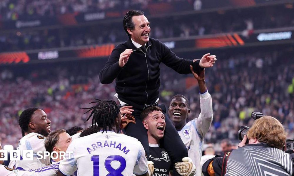 Unai Emery celebrates