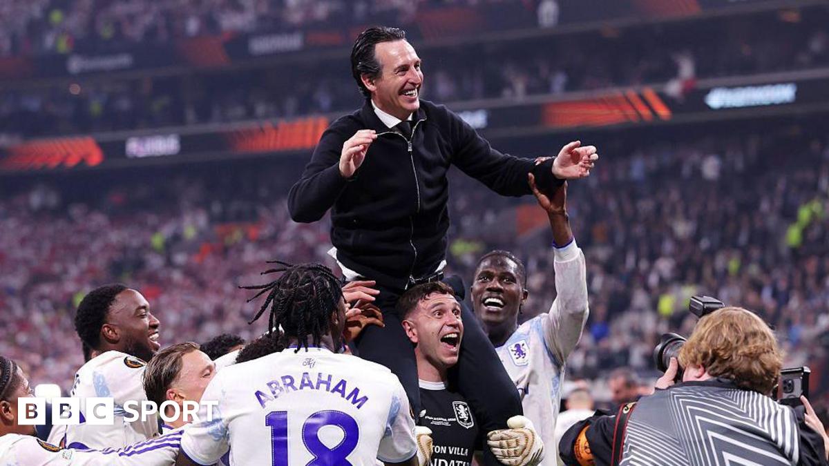 Unai Emery celebrates
