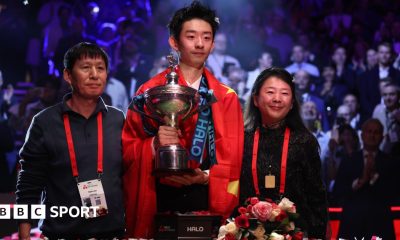 Wu Yize with his parents