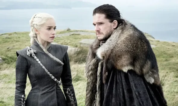 Emilia Clarke and Kit Harington in Game Of Thrones