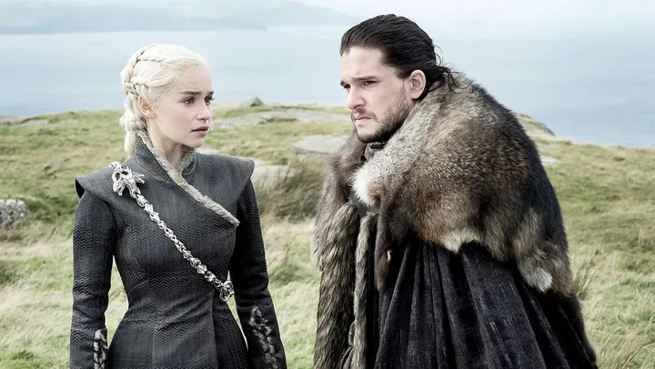 Emilia Clarke and Kit Harington in Game Of Thrones