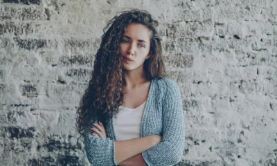 Body Language Experts Explain What The Most Commonly Misunderstood Sign Really Means