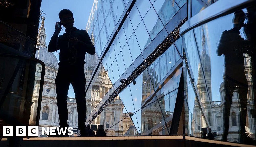 UK long-term borrowing costs reach 28-year high