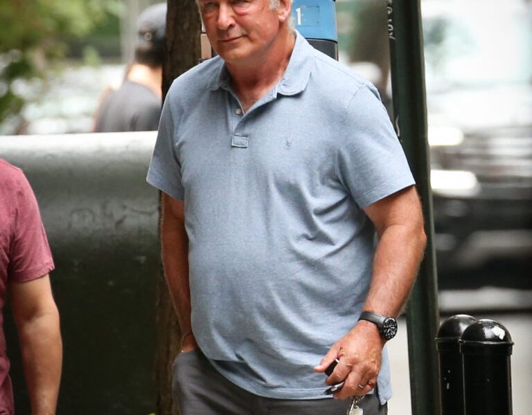 Alec and Hilaria Baldwin return to their NYC home with all their Children and luggage in their two car convoy of an Escalade and brand new Range Rover.