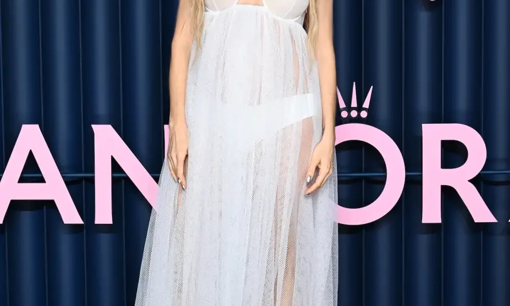 Sienna Miller ‘Broke Down’ In an Airport After Traveling With Kids 3 Weeks After Giving Birth