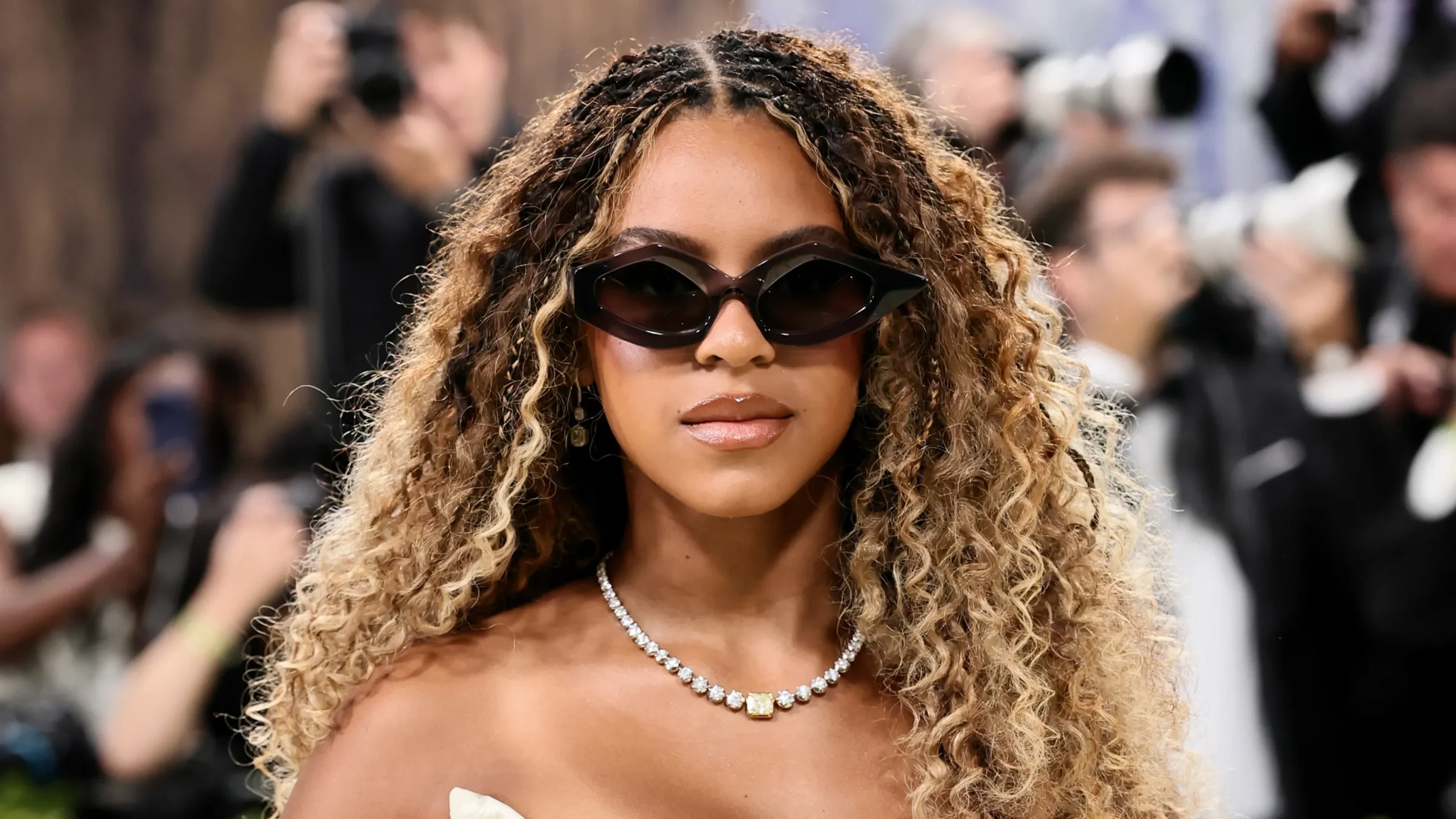 Internet Users Are Crackin' UP At Blue Ivy's Apparent Reaction To Her Team Directing Her While She Posed On Met Gala Red Carpet (WATCH)