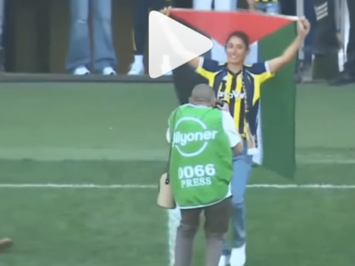 Ipek Kaya celebrates the Turkish Women's Football League title dancing on to the pitch, holding the Palestine flag above her head