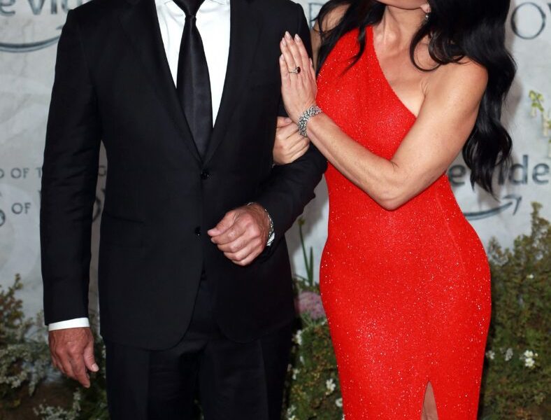 How Jeff Bezos And Lauren Sanchez Earned Anna Wintour’s 'OK'