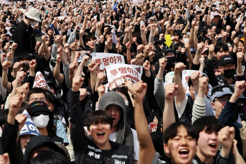 Samsung’s South Korean union sticks to strike plan after talks offer; shares slide