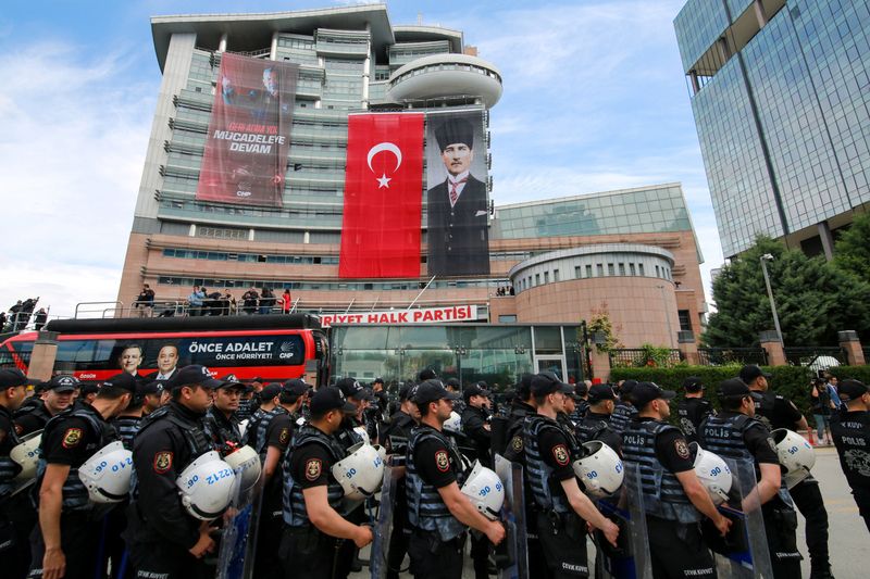 Turkish riot police enter opposition headquarters to evict ousted leadership