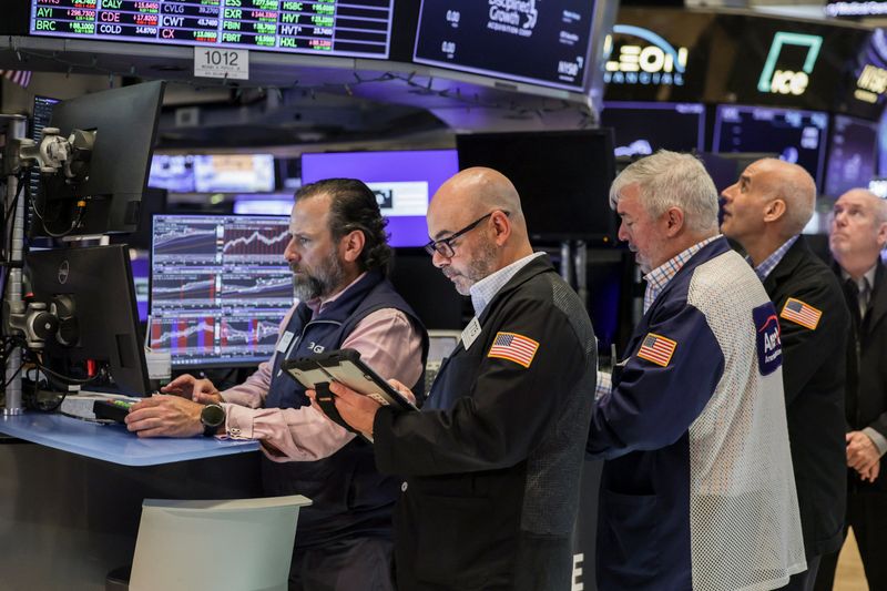 Wall Street hits new closing highs on tech strength, Middle East deal hopes