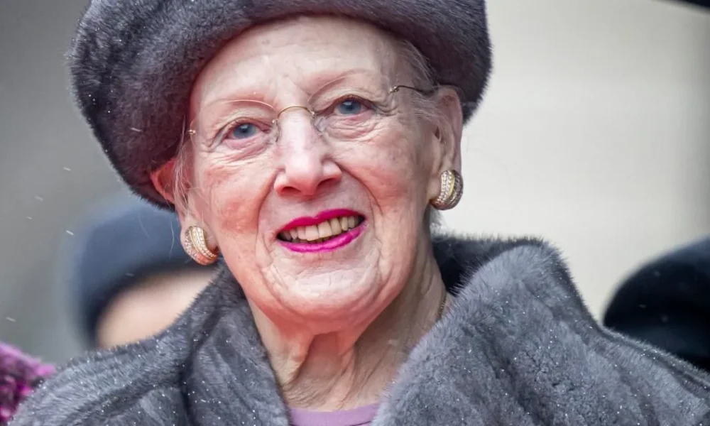 Queen rushed to hospital after suffering heart attack | News World